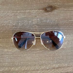 Gold frame Aviator sunglasses